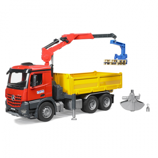 Bruder MB Arocs Construction Truck with crane, grab bucket + 2 pallets ryhmässä LELUT / Leluajoneuvot / Bruder @ Spelexperten (BR3651)