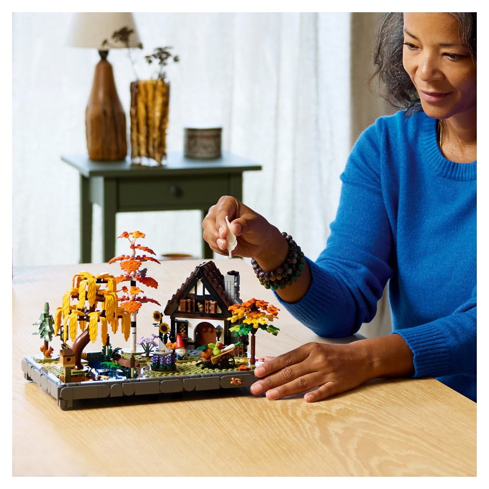 LEGO Icons - Syksyinen Mökkipuutarha