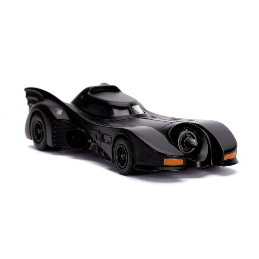 Batman-figuuri vuoden 1989 Batmobilen kanssa 1:32