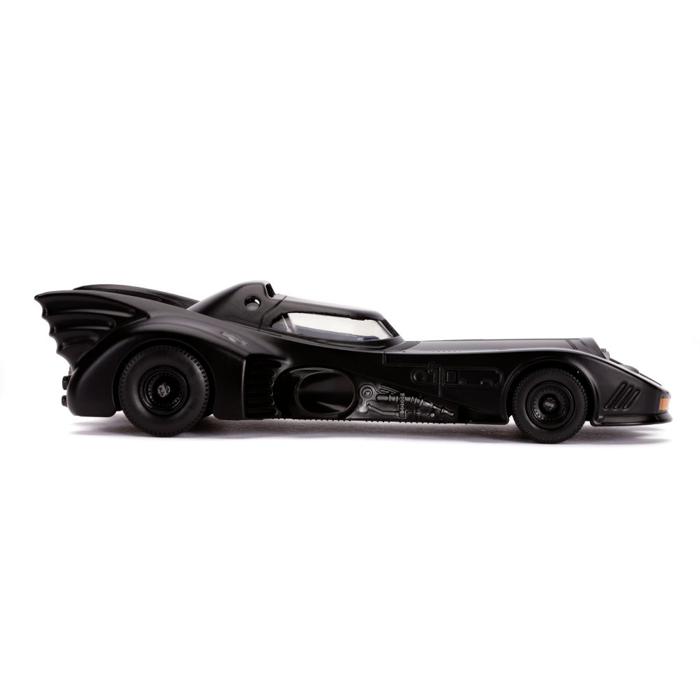 Batman-figuuri vuoden 1989 Batmobilen kanssa 1:32