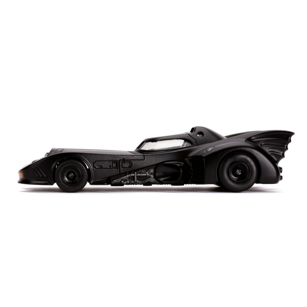 Batman-figuuri vuoden 1989 Batmobilen kanssa 1:32