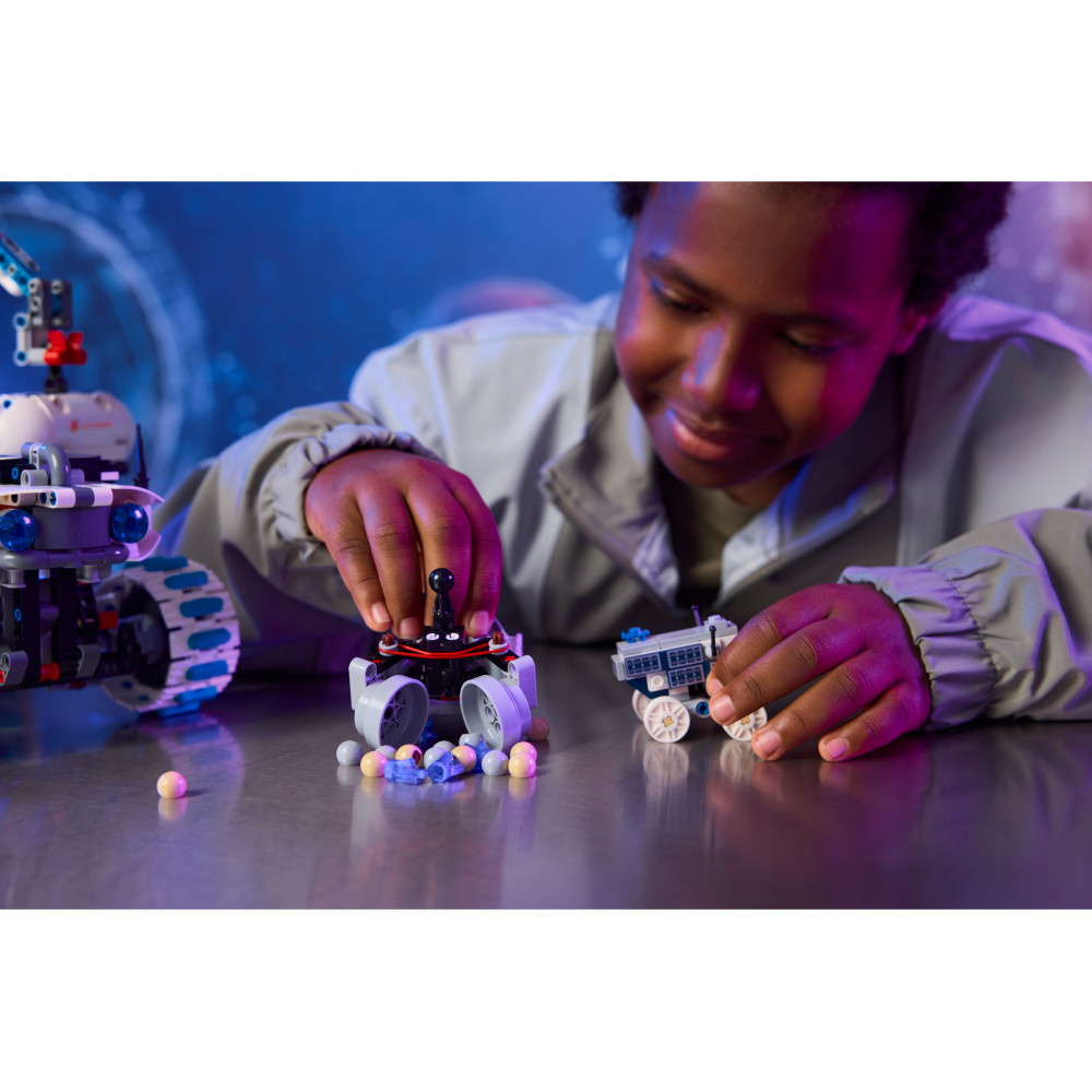 LEGO Technic - Lunar Outpost ‑avaruusmönkijä