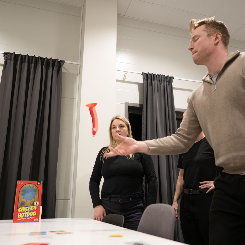 Chicken Vs Hotbog (FI)