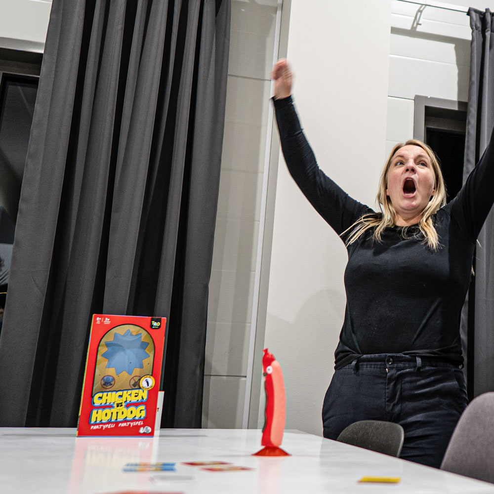 Chicken Vs Hotbog (FI)