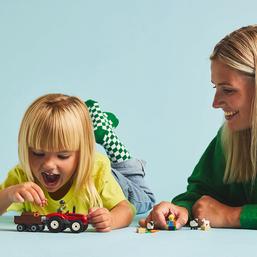 LEGO City - Maatilan punainen traktori, peräkärry ja lampaat