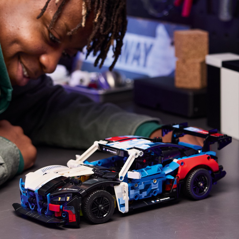 LEGO Technic - BMW M4 GT3 EVO ‑kilpa-auto