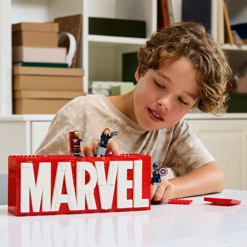 LEGO Marvel - MARVEL-logo ja minihahmot