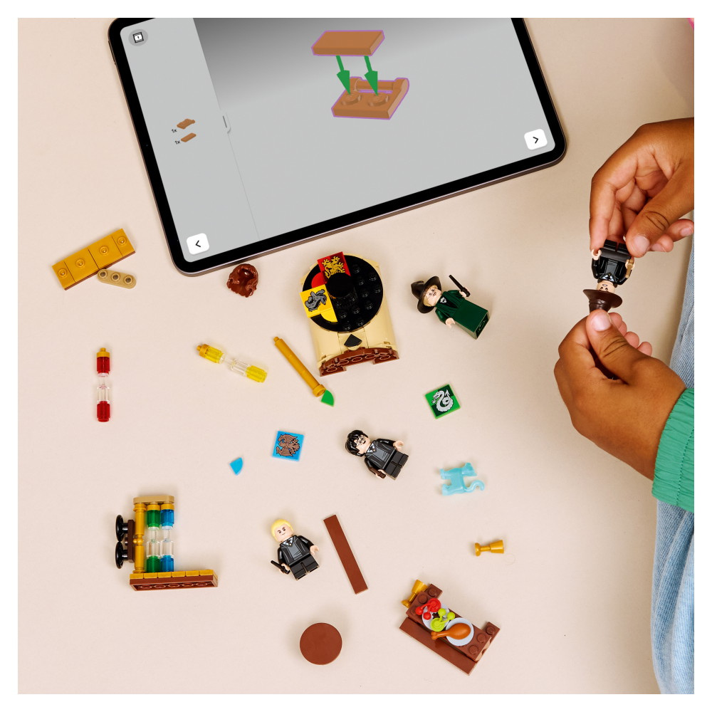 LEGO Harry Potter - Tylypahkan Linna: Lajitteluhattuseremonia