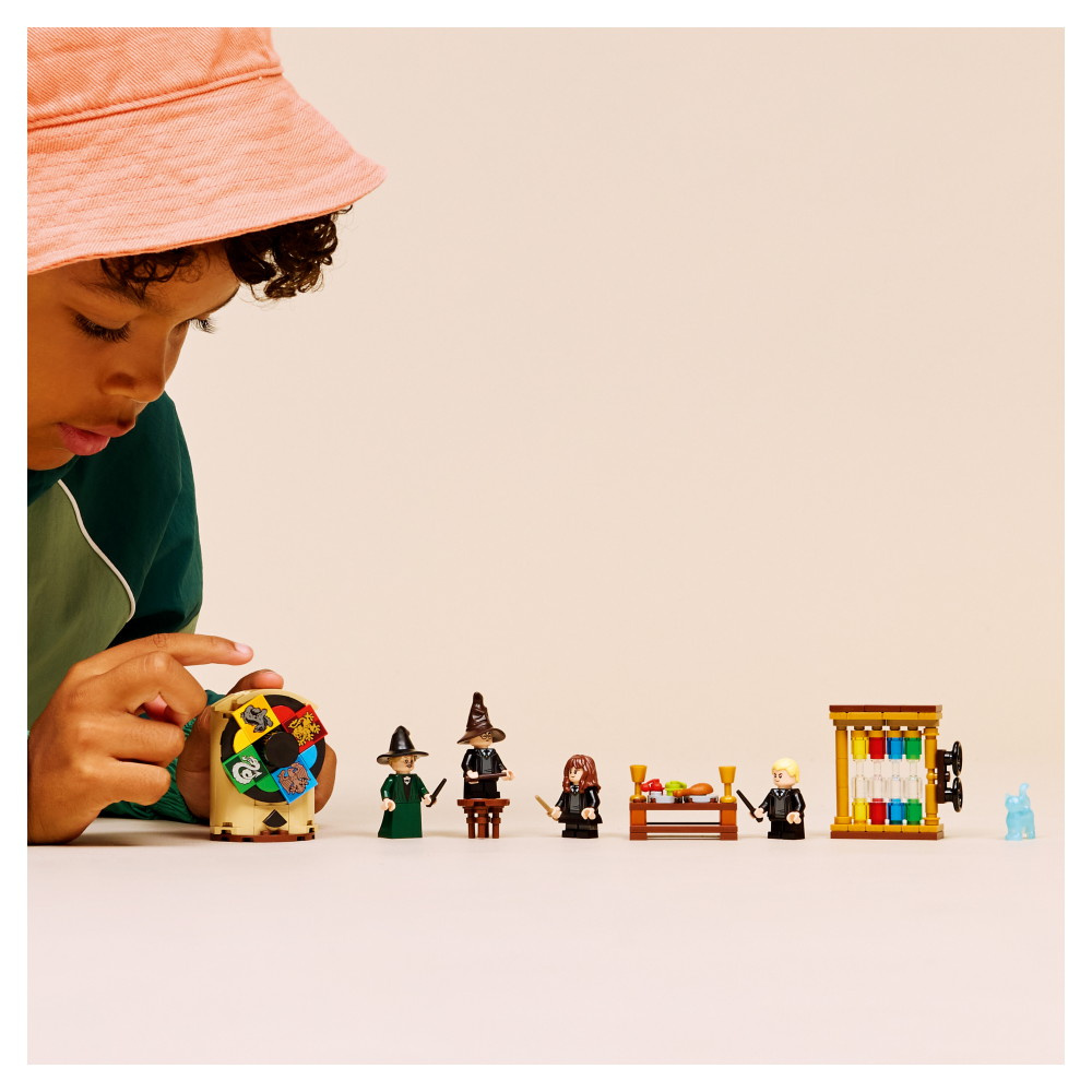 LEGO Harry Potter - Tylypahkan Linna: Lajitteluhattuseremonia