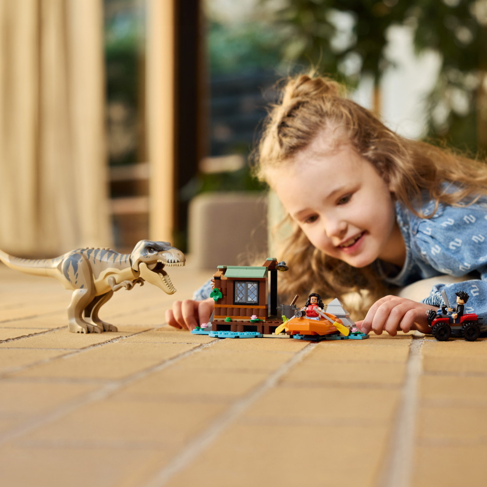 LEGO Jurassic World - T. rex ja pako joella