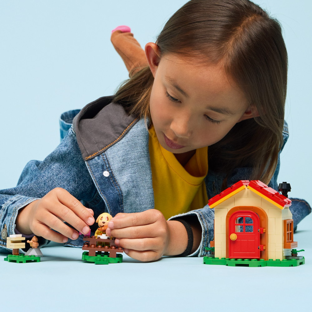 LEGO Animal Crossing - Goldie kodikkaassa talossaan