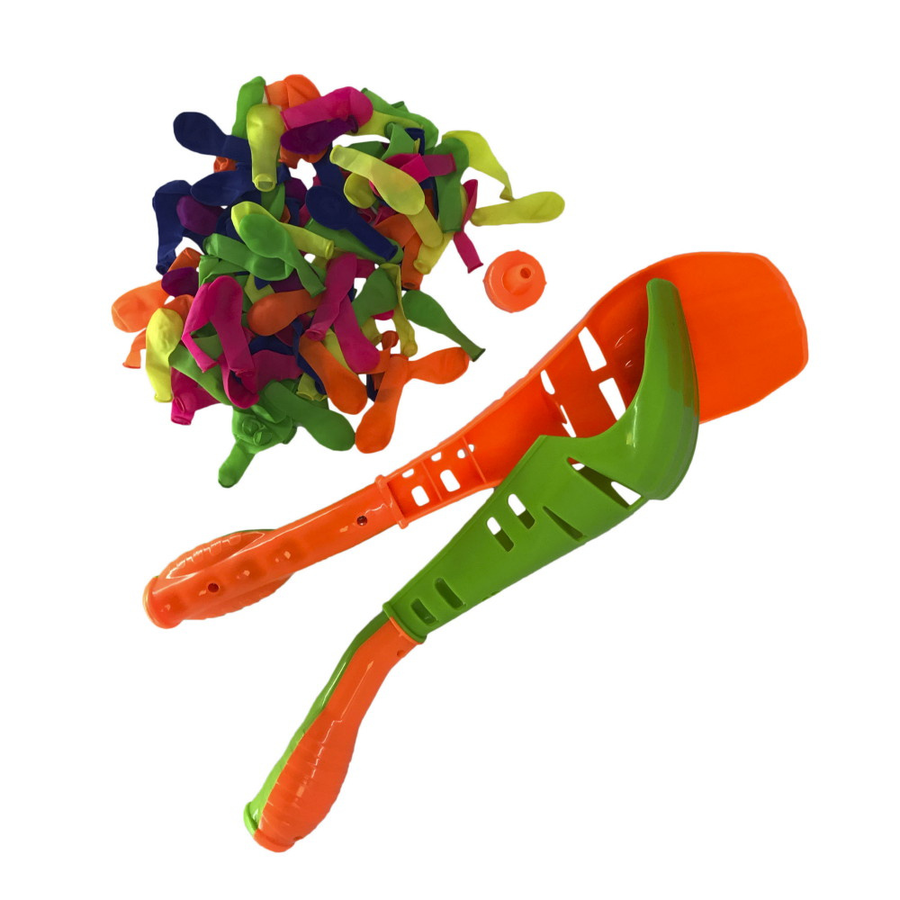 2 kappaletta kauhoja ja 100 vesipalloa